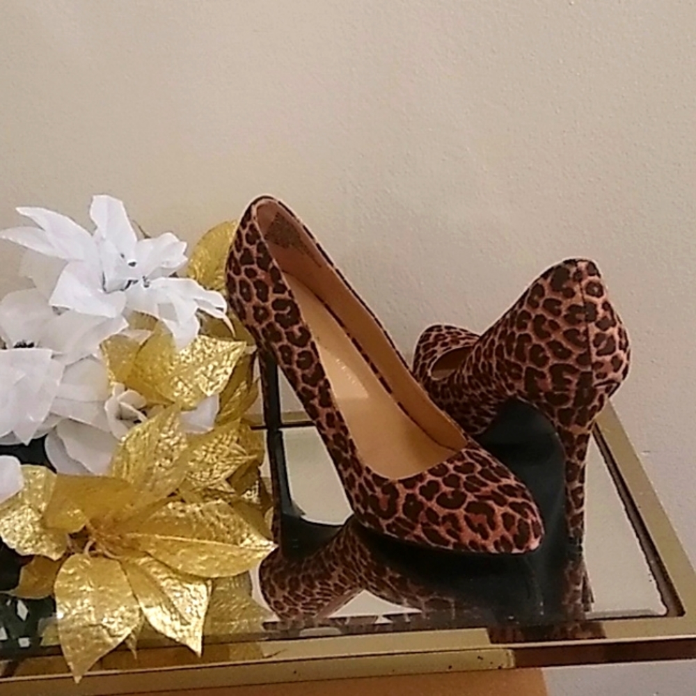 Lauren Conrad Pumps, size 10 med, color leopard print.